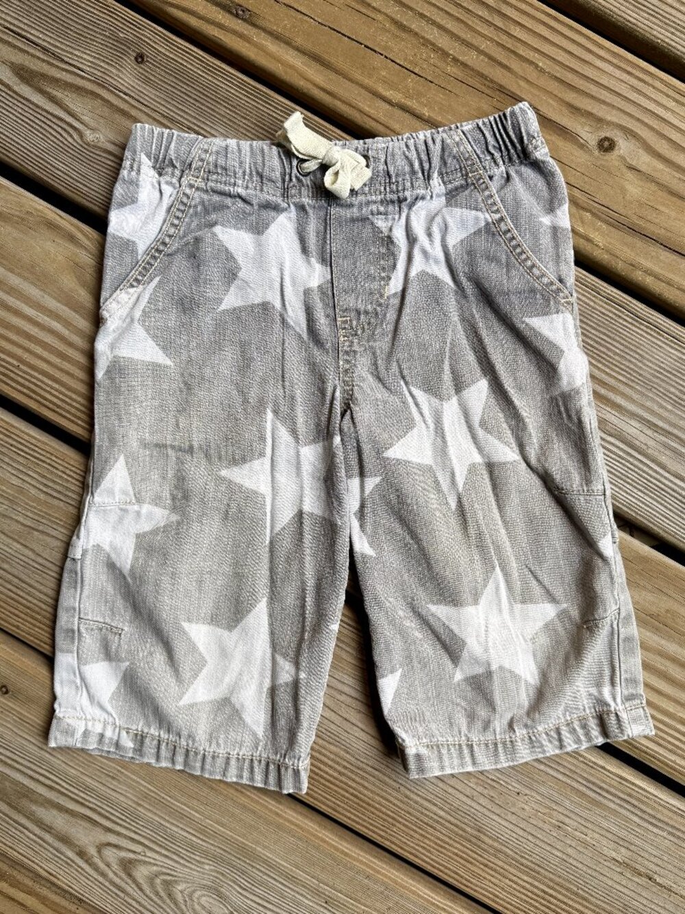 Mini Boden Boys Gray White All Over Star Print Canvas Shorts Size 7Y 7